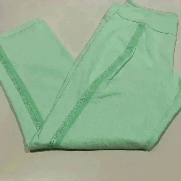 Lululemon Mint Green Capris Size 10 - Picture 1 of 6